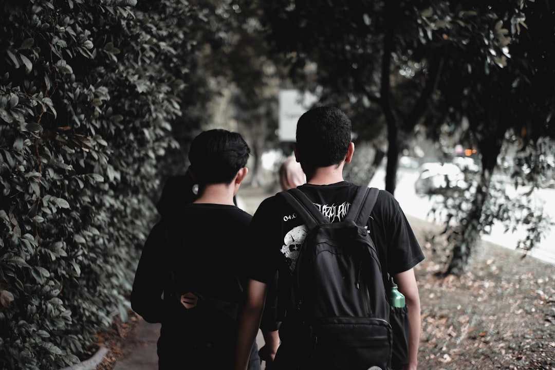 découvrez notre collection de t-shirts noirs pour hommes alliant style, confort et qualité. parfaits pour un look décontracté ou urbain.