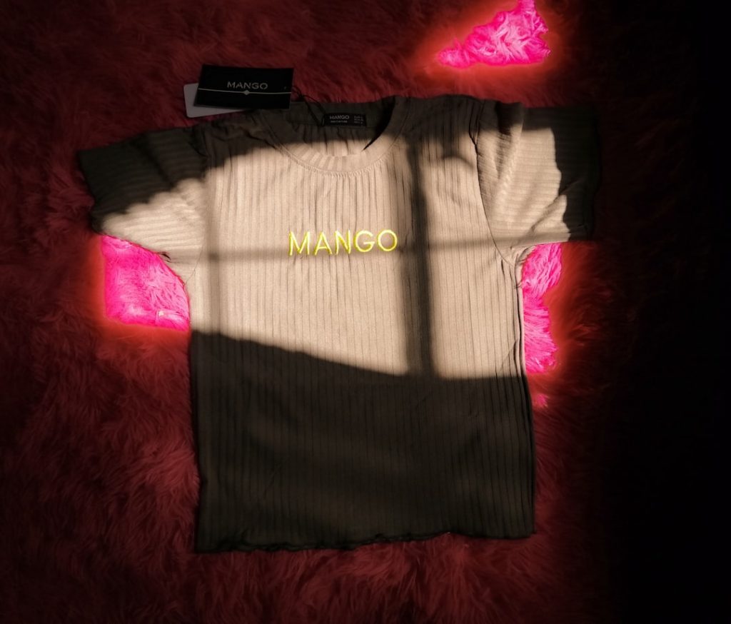 découvrez notre collection tendance de crop tops pour un style chic et décontracté. parfaits pour toutes les occasions, alliez confort et modernité avec nos modèles variés.