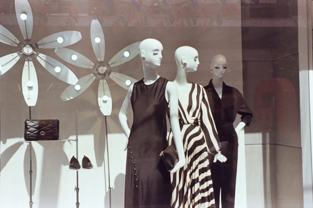 découvrez l'histoire fascinante des marques de mode emblématiques, leur évolution et leur impact sur l'industrie du style à travers les décennies.