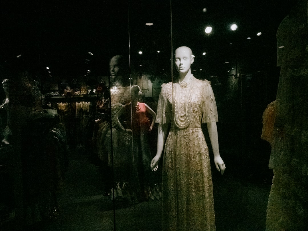 découvrez l'histoire des grandes marques de mode, leur évolution et leur influence sur l'industrie du vêtement à travers les époques.