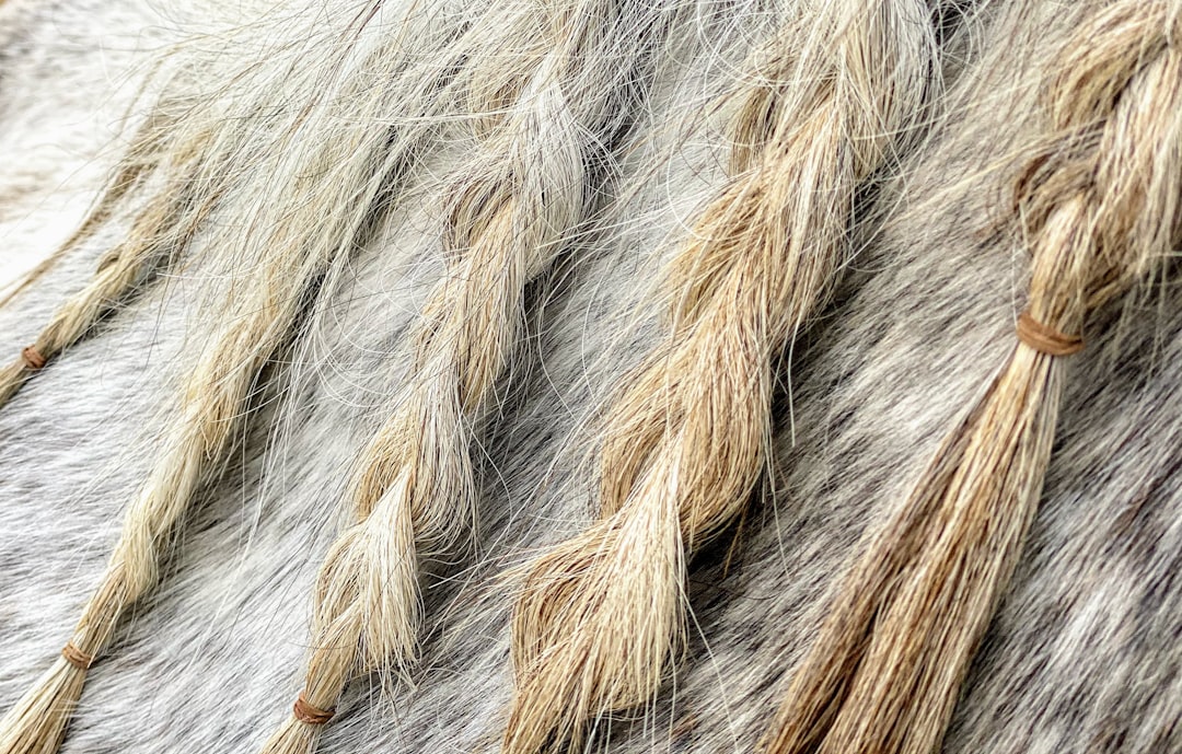 découvrez les coiffures longues pour hommes : styles tendance, conseils d'entretien et inspirations pour un look moderne et élégant.