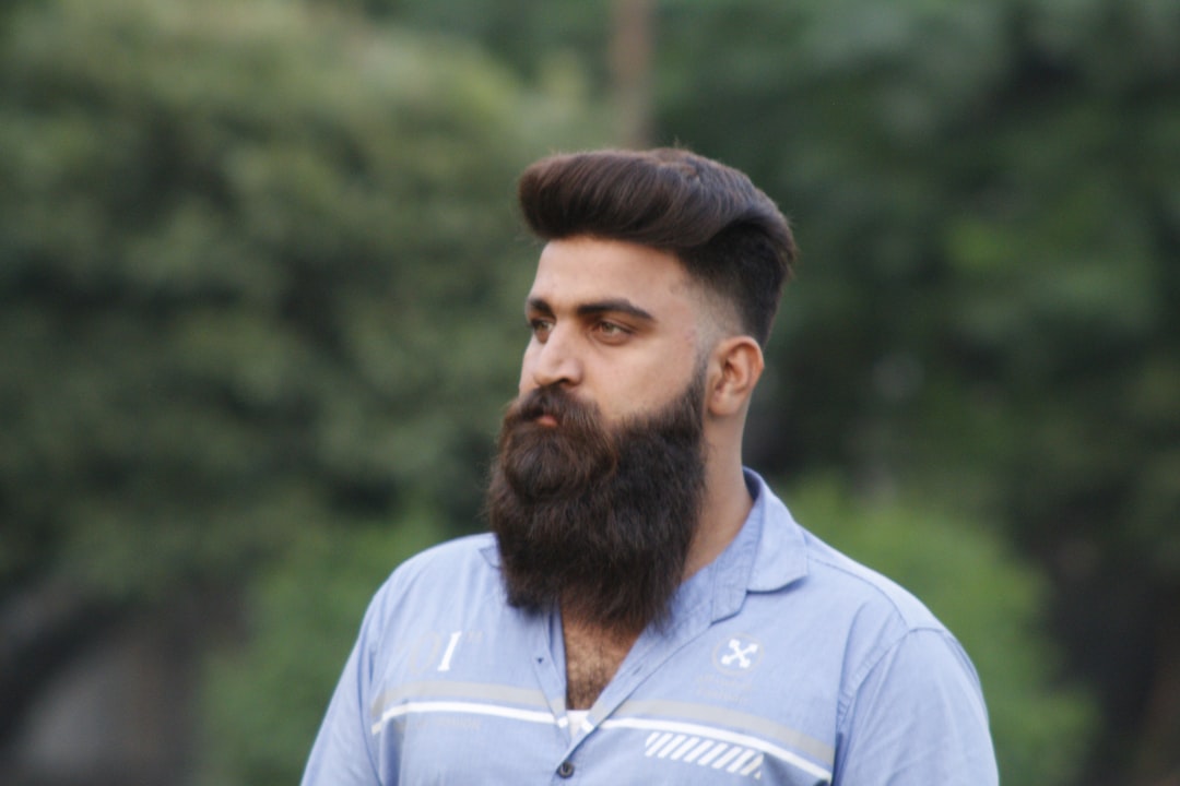 découvrez les coiffures longues pour hommes : styles tendances, conseils d'entretien et inspirations pour adopter un look unique et stylé.