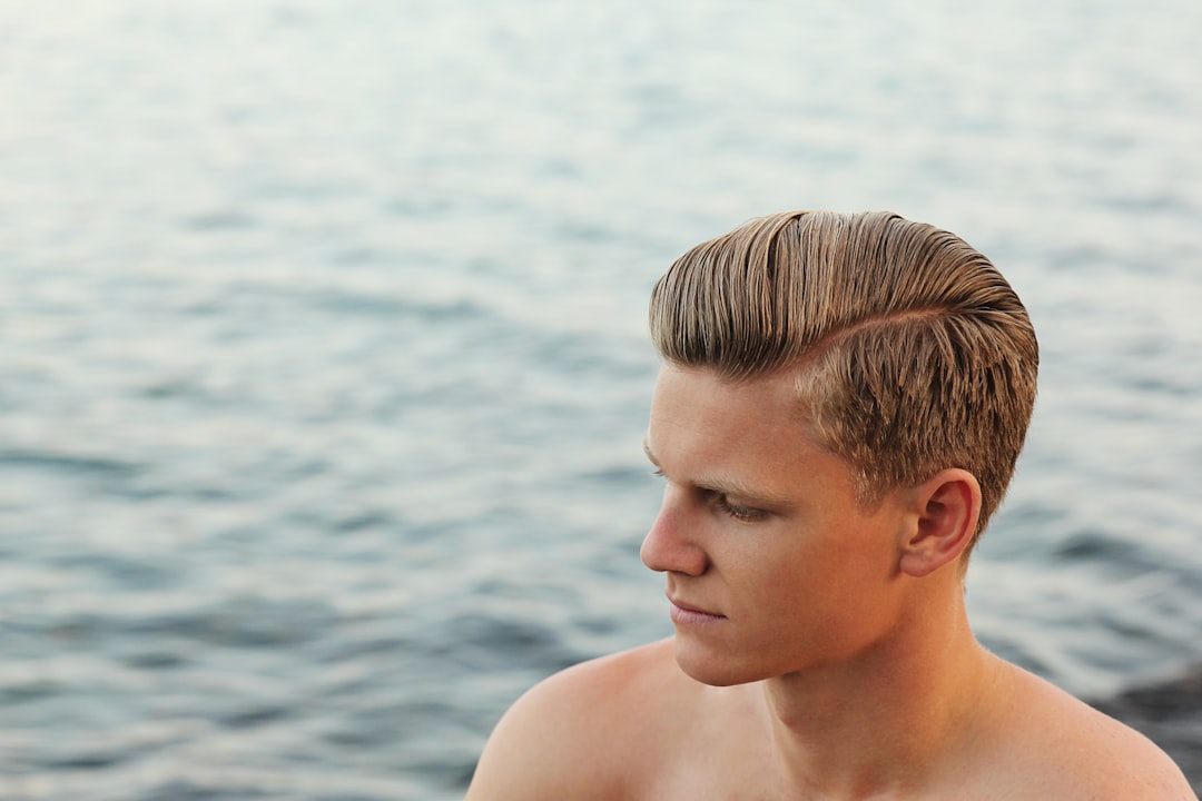 découvrez les causes, traitements et solutions efficaces pour la perte de cheveux chez les hommes afin de retrouver confiance et vitalité.