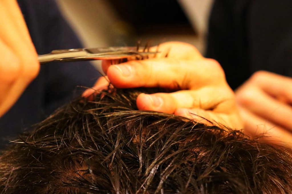 découvrez les causes courantes de la perte de cheveux chez l'homme, les traitements efficaces et les conseils pour retrouver une chevelure saine et dense.