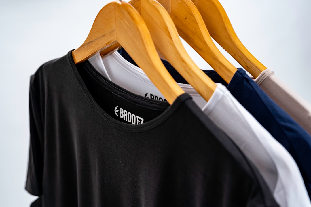 découvrez les meilleures marques de vêtements pour hommes alliant style, confort et qualité. trouvez des tenues tendance pour toutes les occasions.