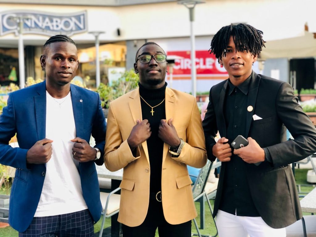 découvrez notre collection élégante de costumes pour hommes, alliant style, confort et qualité pour toutes les occasions.