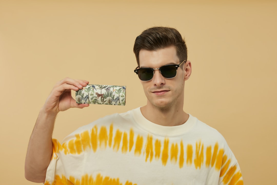 découvrez notre collection de lunettes de soleil tendance pour hommes, alliant style moderne et protection optimale contre les rayons uv.