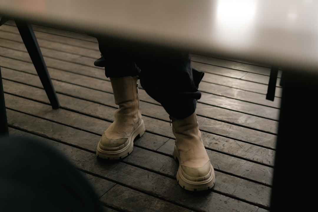 découvrez notre sélection de bottes cuissardes élégantes et tendance pour affirmer votre style avec assurance cet hiver.