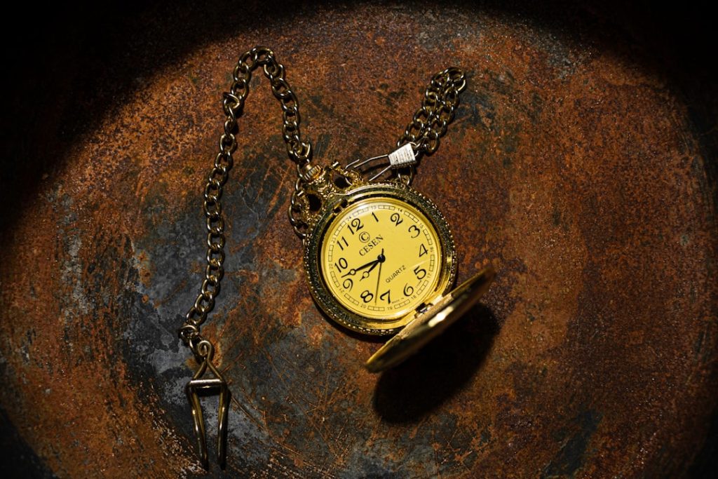 découvrez l'élégance intemporelle de la pocket watch, la montre de poche classique qui allie style vintage et précision horlogère.