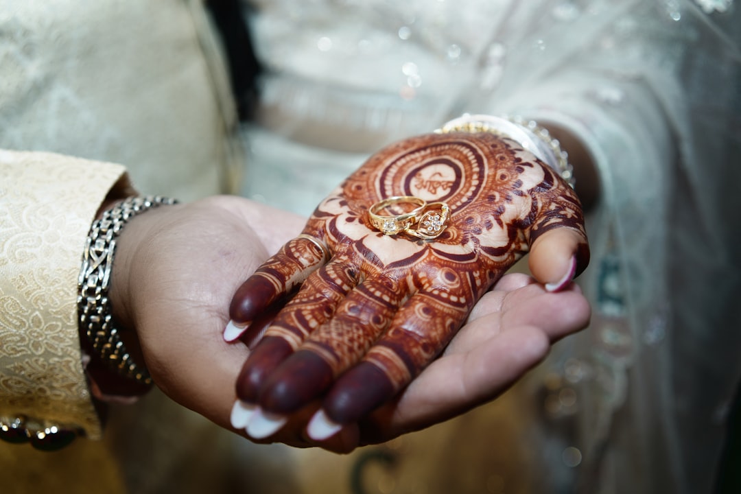 découvrez la signification et la symbolique de la bague de promesse, un bijou emblématique représentant l'engagement et l'amour entre deux personnes.