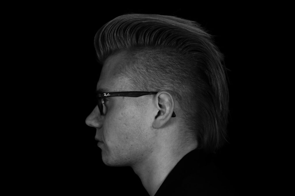 découvrez la coupe de cheveux white fade, un style dégradé moderne qui allie élégance et originalité pour un look tendance et raffiné.