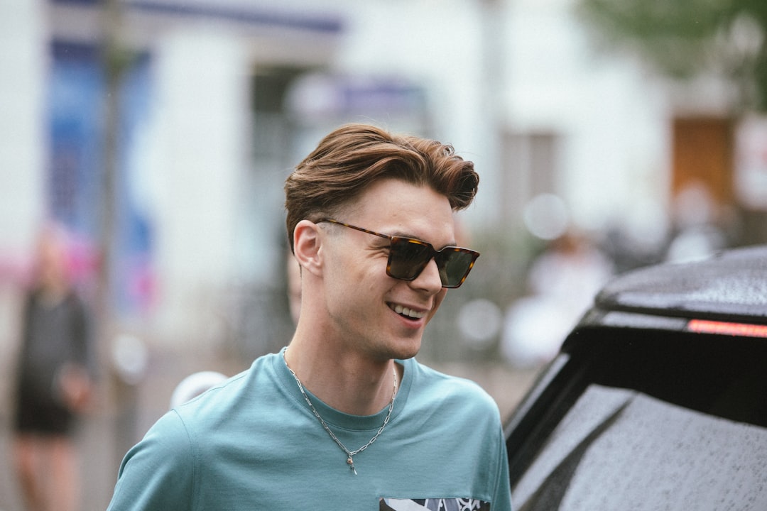 découvrez la coupe de cheveux white fade, un style moderne et élégant qui associe un dégradé progressif à une couleur blanche tendance pour un look unique et sophistiqué.