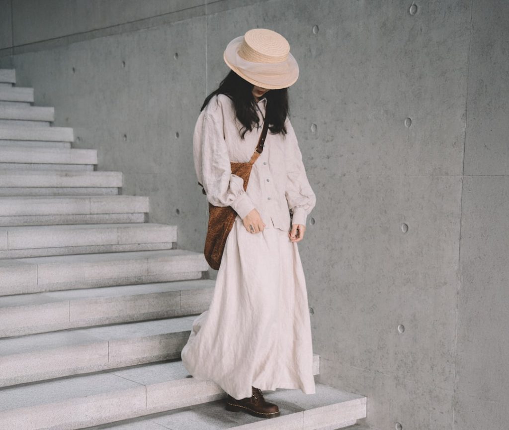 découvrez comment créer un look tout en blanc élégant et moderne avec notre guide complet sur les tenues all-white. stylisez votre garde-robe avec des pièces blanches pour un style frais et sophistiqué.