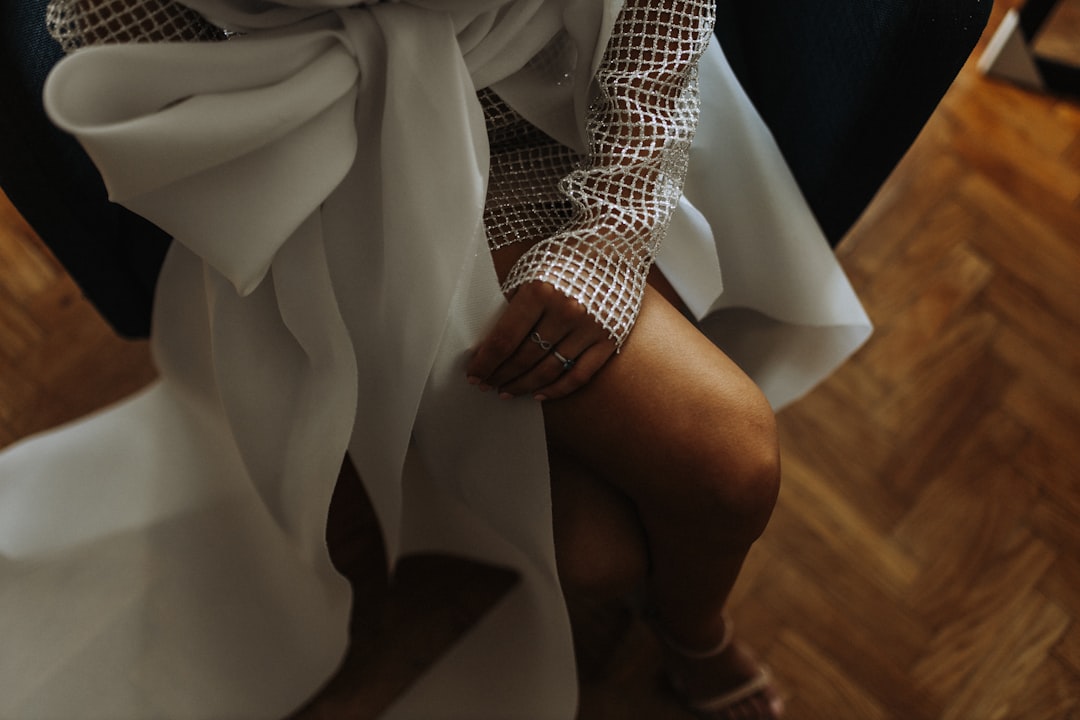 découvrez notre robe asymétrique élégante, parfaite pour un style moderne et unique. confort et sophistication réunis dans une coupe originale.