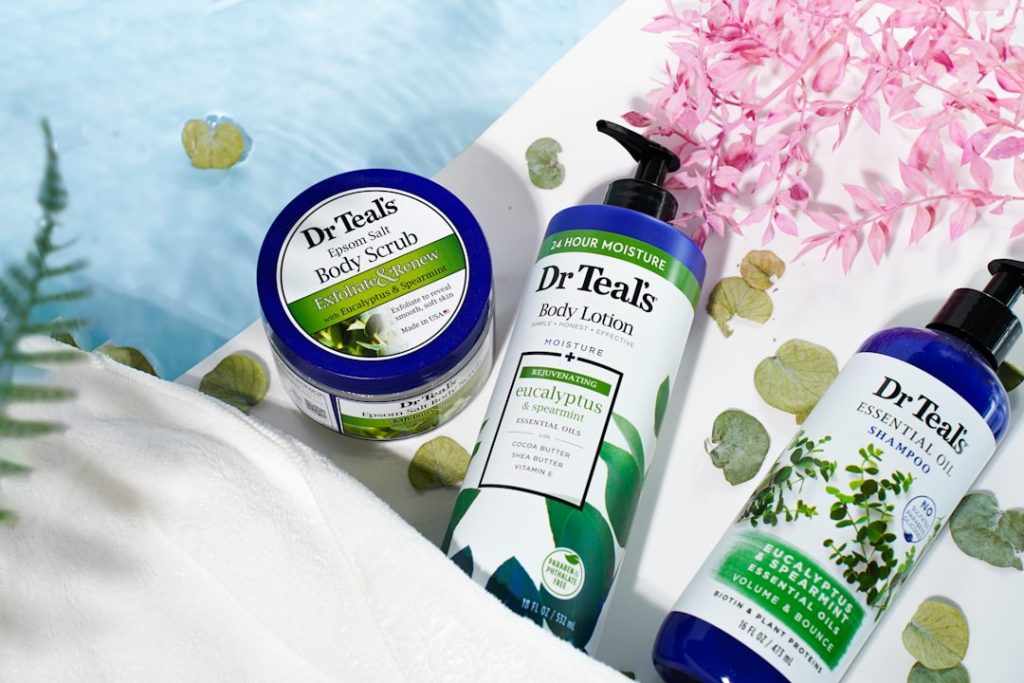 découvrez notre shampooing bleu, idéal pour neutraliser les reflets jaunes et raviver les cheveux blonds ou gris avec éclat.