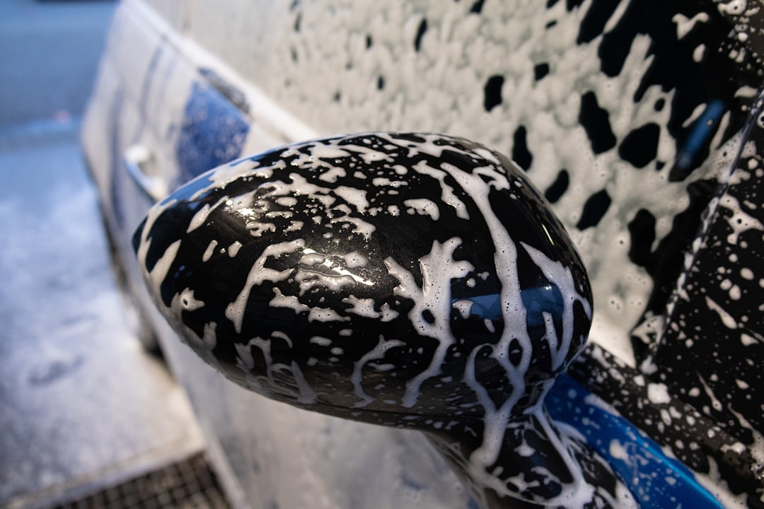 découvrez notre shampooing bleu, idéal pour neutraliser les reflets jaunes et raviver l'éclat des cheveux blonds, gris ou décolorés.