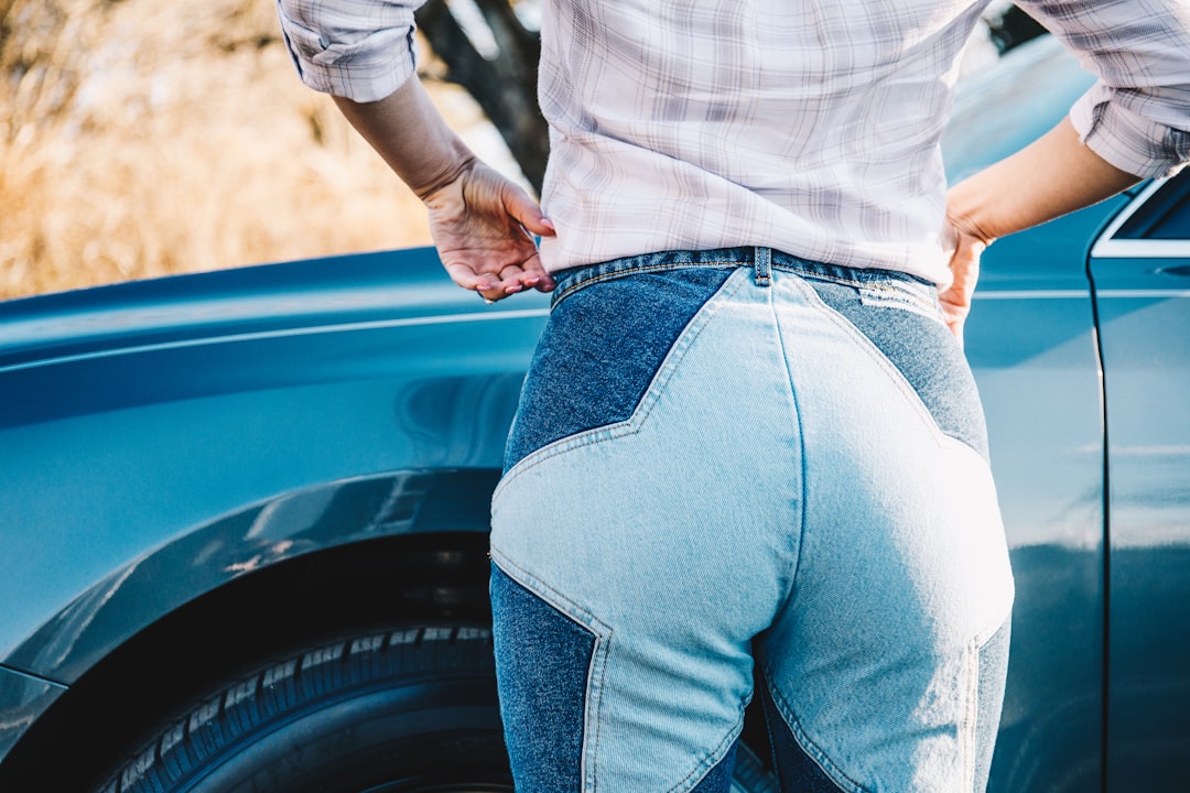 découvrez comment styliser un jean boyfriend pour un look décontracté et tendance, idéal pour toutes les occasions.