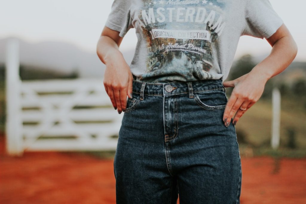 découvrez des idées de tenues avec des boyfriend jeans pour un style décontracté et tendance, parfait pour toutes les occasions.