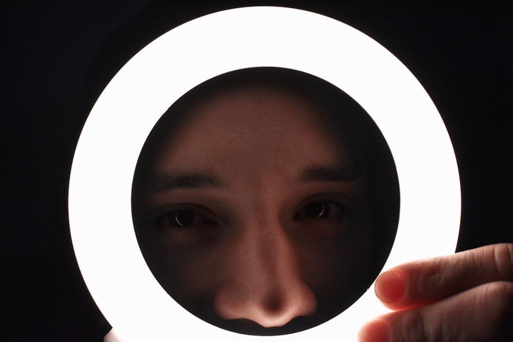 découvrez des astuces efficaces pour dissimuler les cernes et illuminer votre regard en toute simplicité.