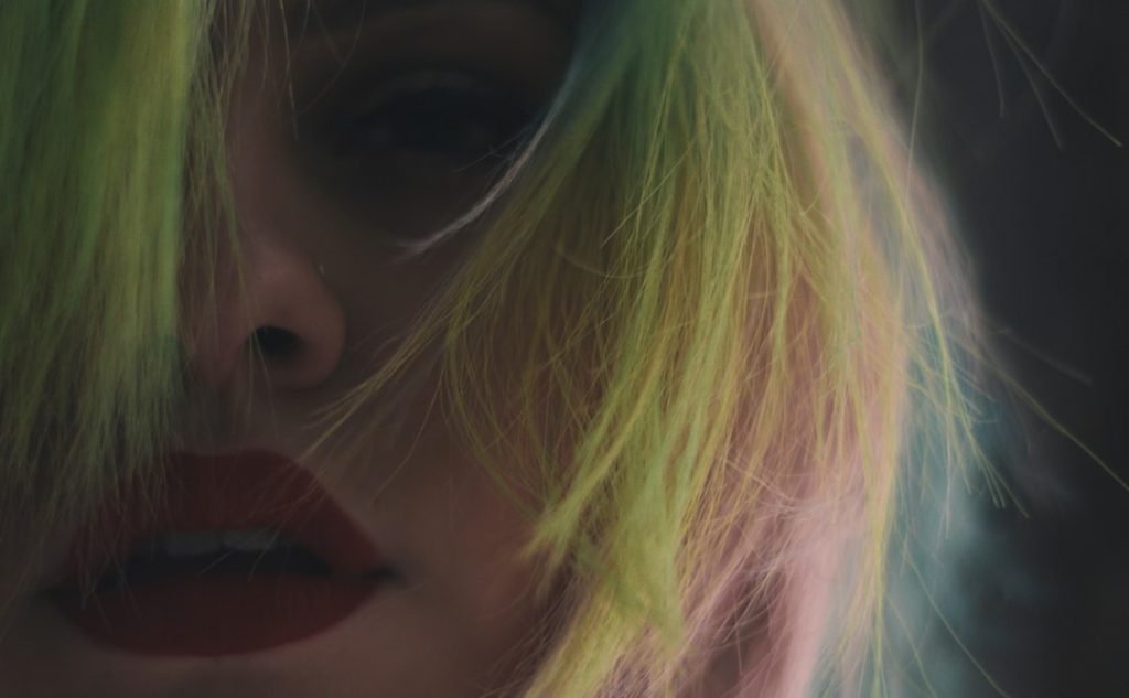 découvrez le style e-girl : une mode audacieuse mêlant influences cyber, kawaii et grunge pour une expression unique et tendance.