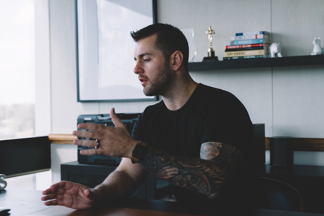 découvrez des idées originales de tatouages sur les doigts, parfaits pour un style discret et élégant. inspiration, conseils et tendances de finger tattoos.