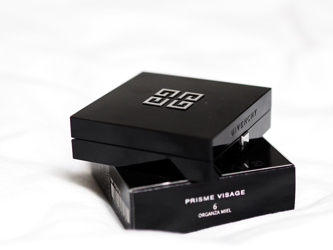 découvrez l'élégance et le raffinement de givenchy, une maison de couture emblématique alliant luxe, créativité et savoir-faire français.