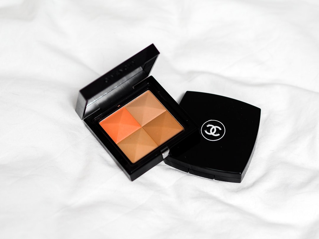 découvrez l'élégance et le luxe intemporel de givenchy, une marque emblématique de haute couture et de parfumerie française.