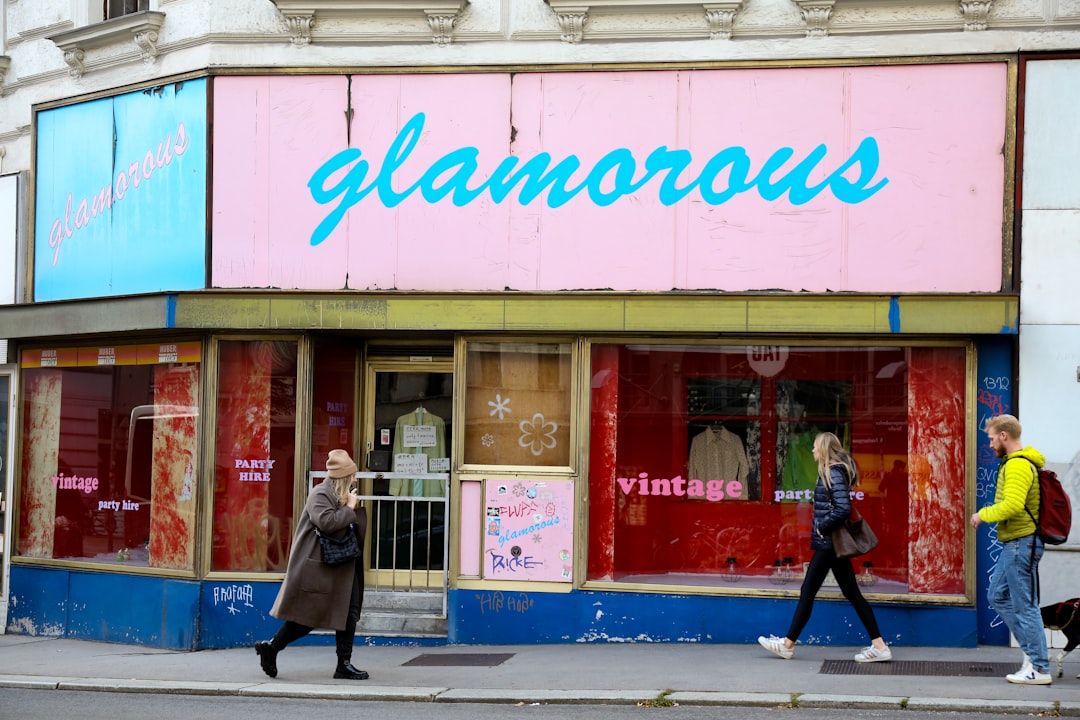 découvrez le style glamrock : une fusion audacieuse de glamour et de rock, caractérisée par des vêtements brillants, des accessoires éclatants et une attitude rebelle.