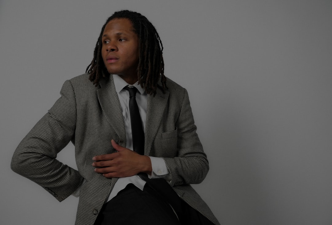 découvrez notre collection élégante de costumes gris, parfaits pour toutes les occasions, alliant style contemporain et confort.