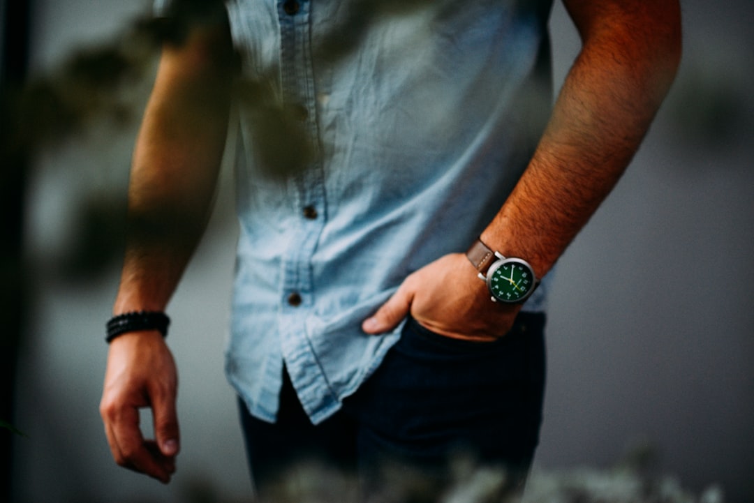 découvrez notre collection de bracelets pour hommes alliant élégance et robustesse, parfaits pour sublimer votre style au quotidien.