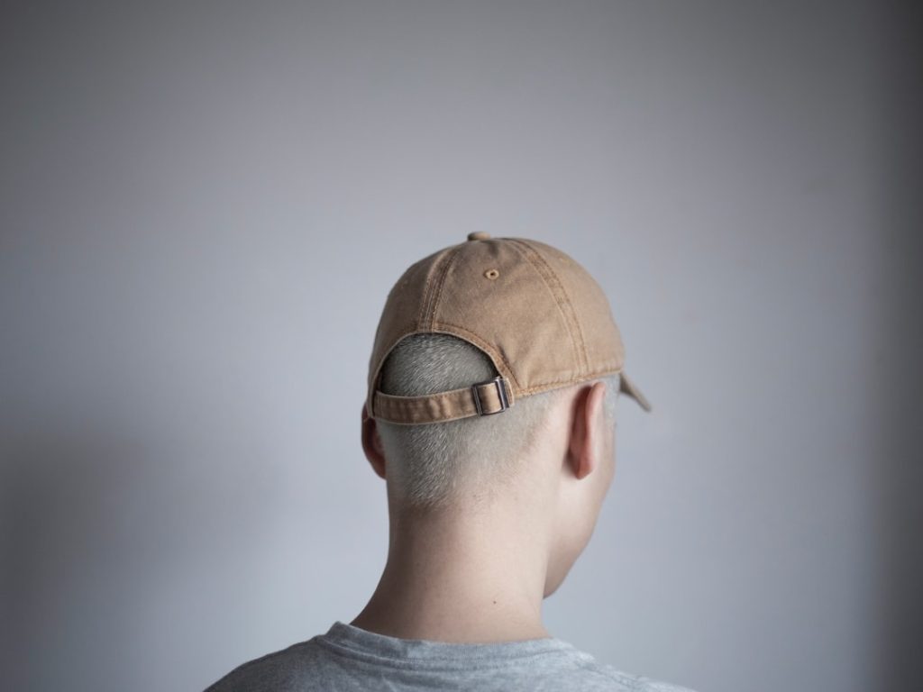 découvrez des coiffures tendances adaptées au port de casquettes pour hommes, alliant style et confort au quotidien.