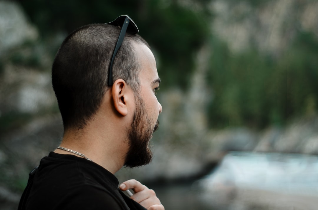 découvrez le style coiffure avec casquette pour hommes : tendances, conseils et astuces pour un look moderne et décontracté.