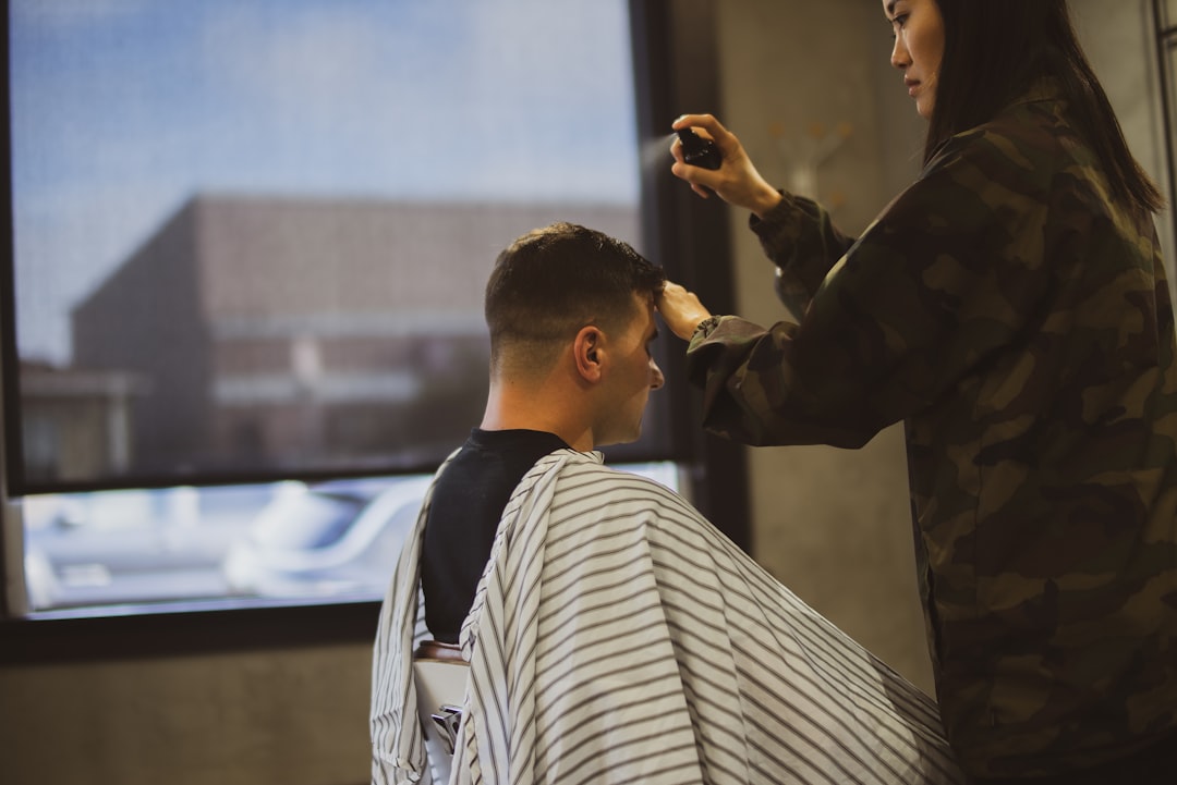 découvrez le style moderne et élégant du dégradé homme, une coupe tendance qui sublime toutes les formes de visage avec fraîcheur et finesse.