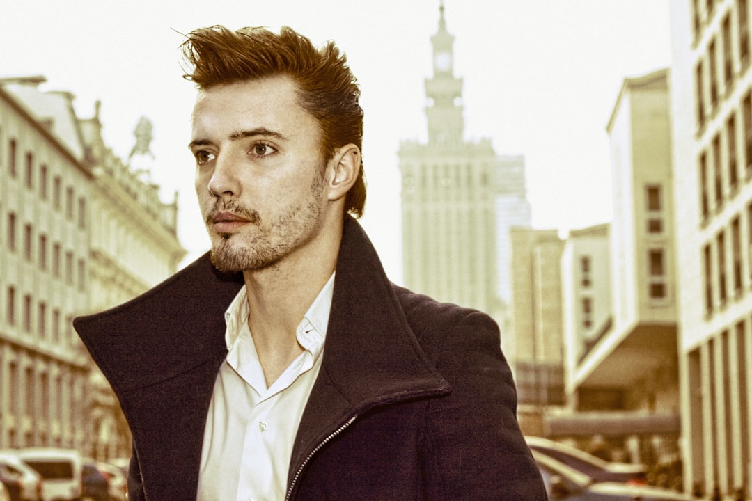 découvrez les coiffures tendance pour hommes : styles modernes, coupe classique, conseils pour entretenir vos cheveux et astuces pour un look impeccable au quotidien.