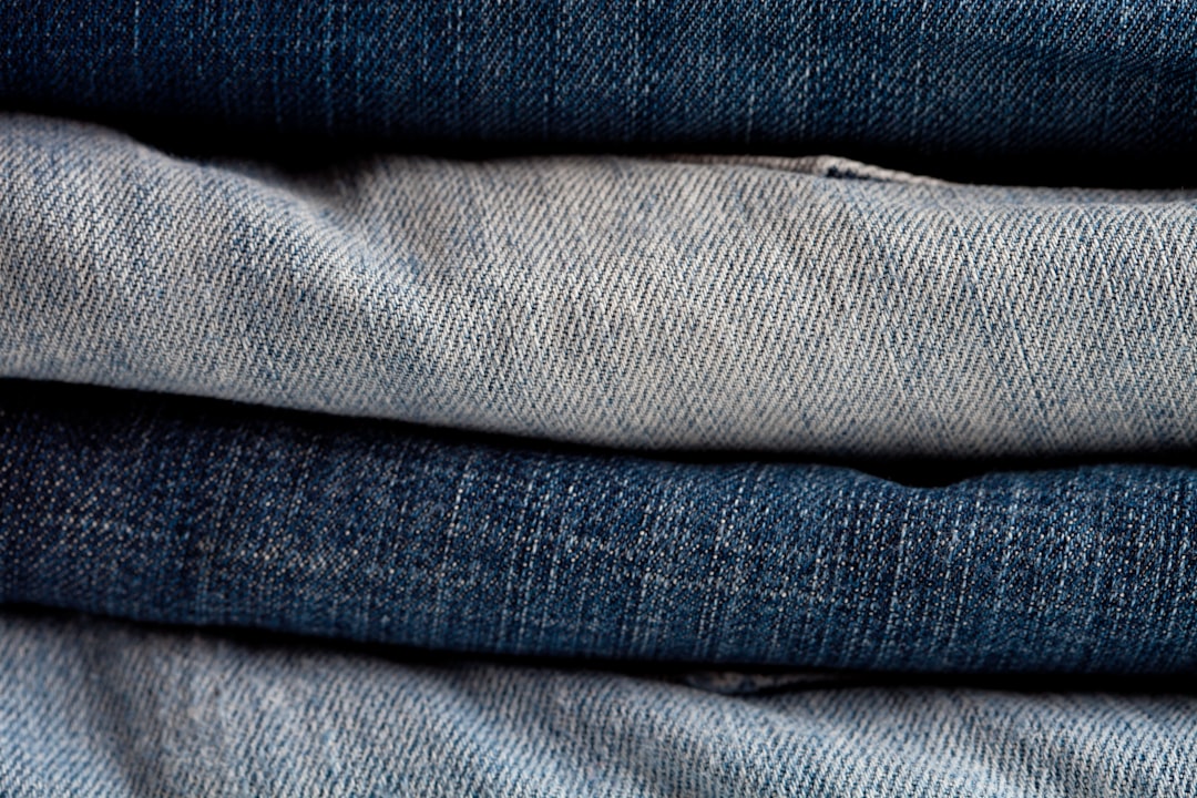 découvrez les différents styles de coupes de jeans pour hommes, alliant confort et tendance pour toutes les occasions.