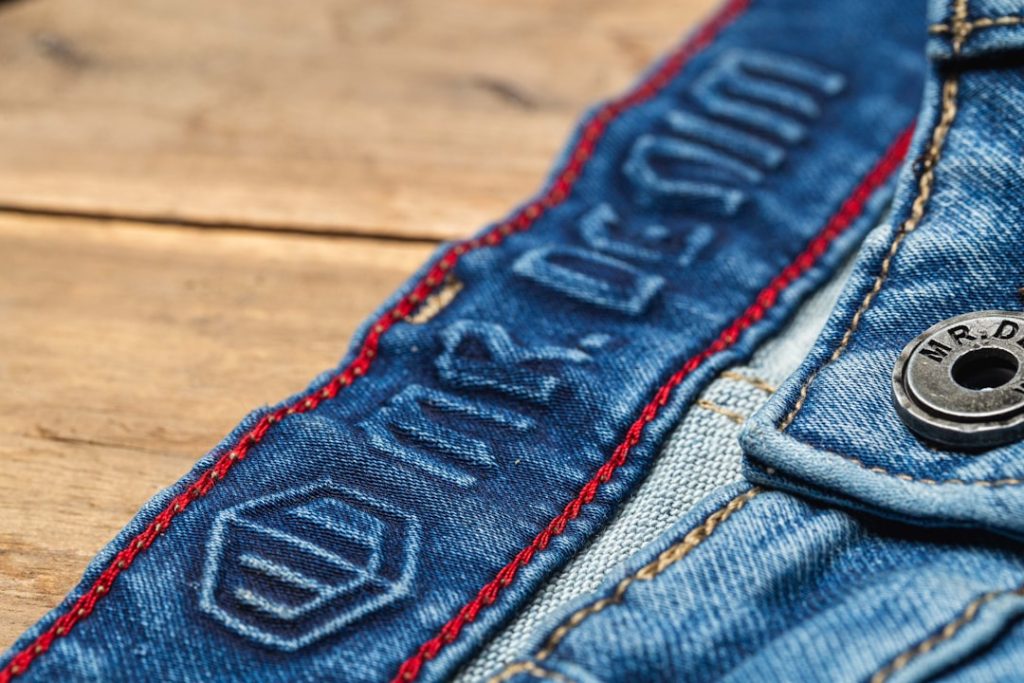 découvrez les différents styles de coupe de jeans pour hommes, alliant confort et tendance pour toutes les occasions.