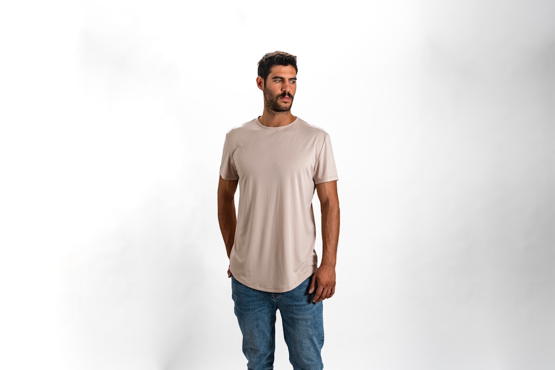 découvrez le style incontournable du t-shirt blanc pour homme, alliant simplicité et élégance pour un look casual et moderne.