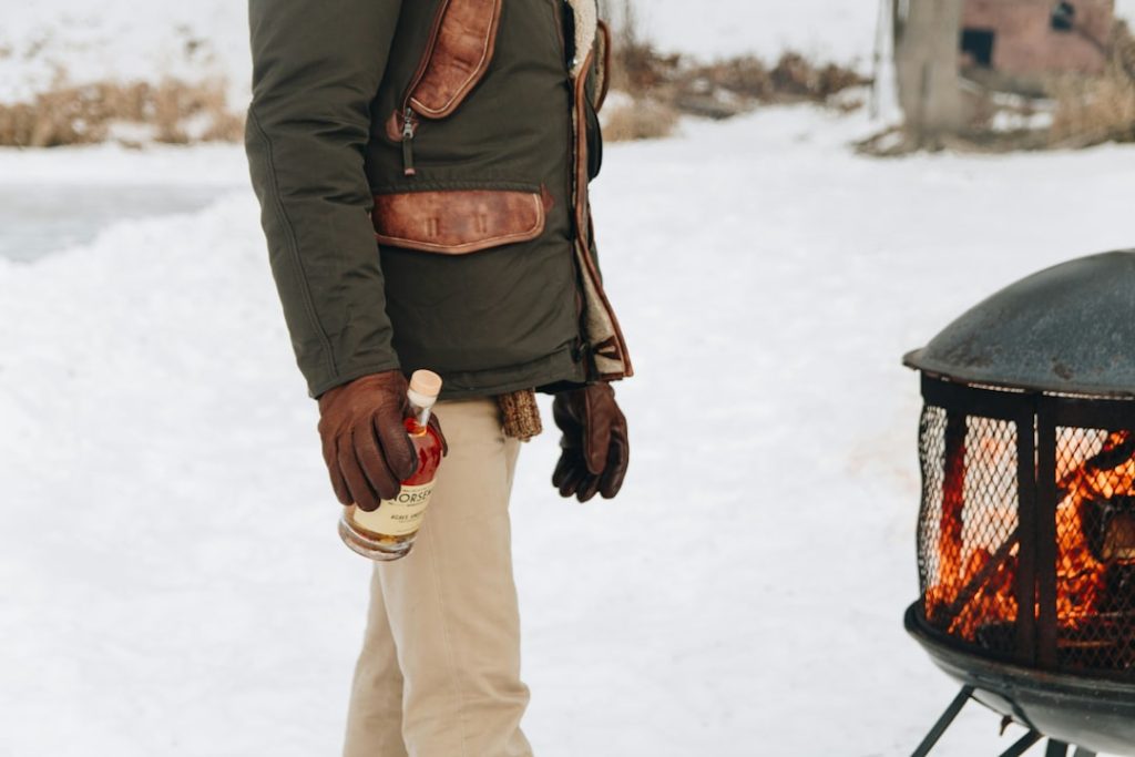 découvrez nos tenues d'hiver pour hommes alliant style et confort pour affronter le froid avec élégance.