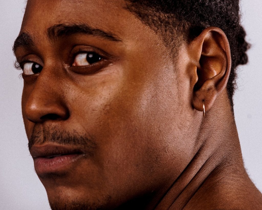 lissage naturel des cheveux : des techniques douces pour des cheveux lisses, brillants et en pleine santé, sans produits chimiques agressifs.