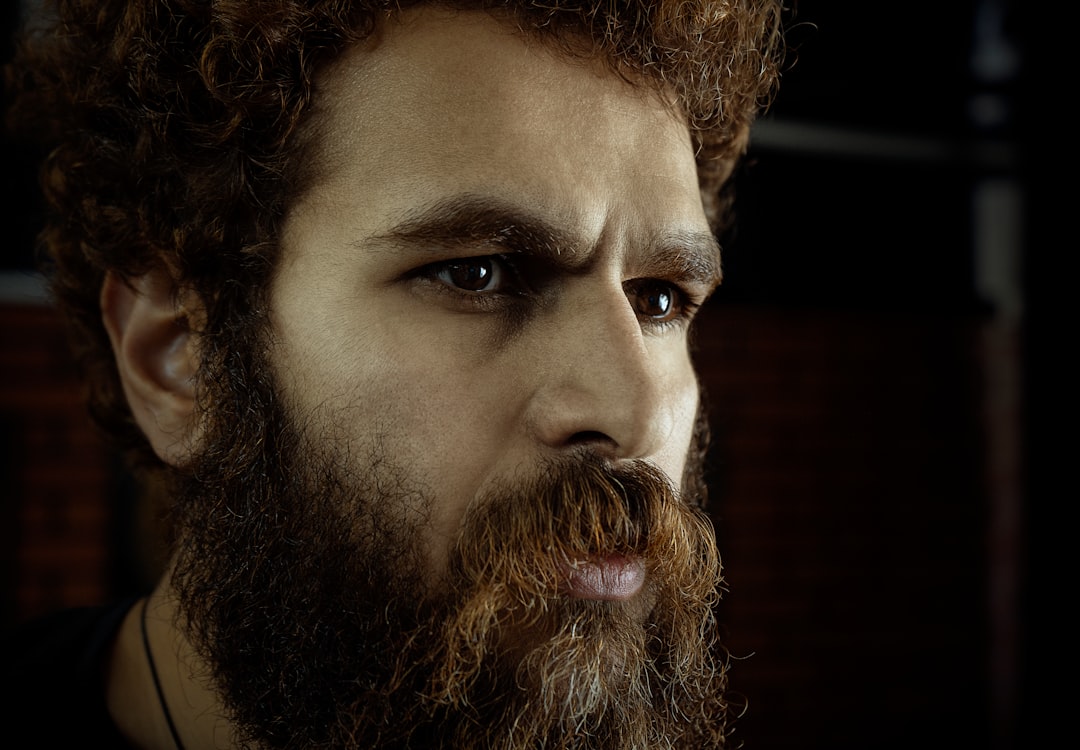 découvrez comment obtenir une barbe douce et bien entretenue grâce à nos conseils et produits spécialisés pour une peau confortable et un style impeccable.