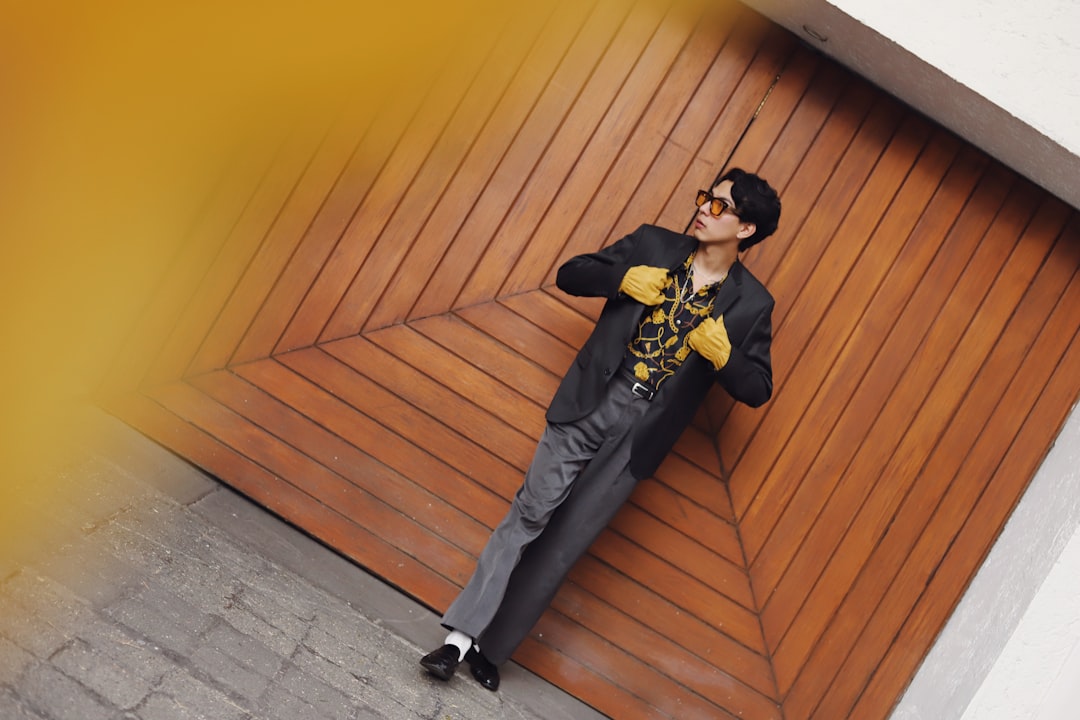 découvrez notre collection élégante de costumes aux couleurs variées pour un style raffiné et moderne.