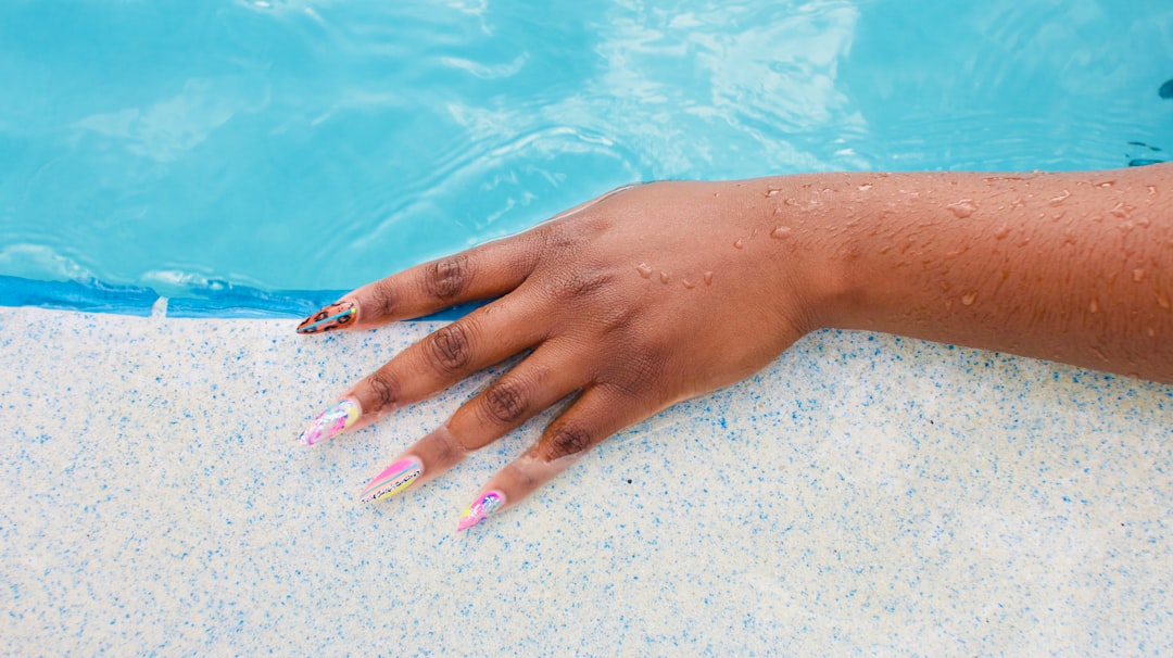 découvrez des idées de nail art estivaux pour sublimer vos ongles cet été avec des couleurs vibrantes et des motifs tendance.