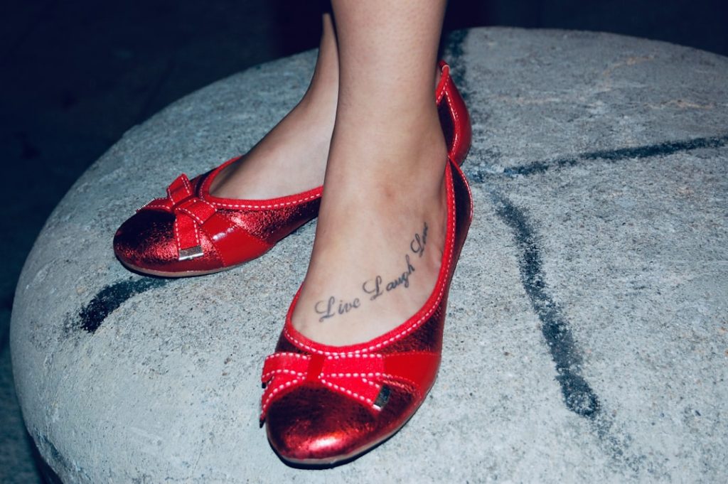 tatouage cheville femme : découvrez des idées élégantes et tendances pour sublimer votre cheville avec des motifs délicats et féminins.