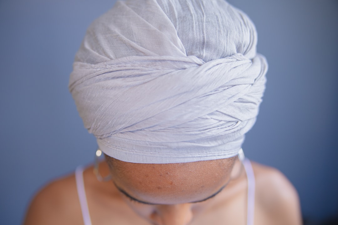 découvrez la meilleure teinture végétale pour cheveux blancs, naturelle et douce, offrant une coloration éclatante tout en préservant la santé de vos cheveux.