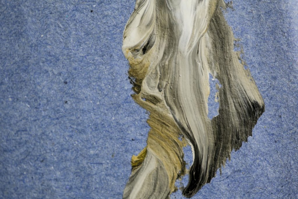 découvrez la meilleure teinture végétale pour cheveux blancs, naturelle et respectueuse, qui apporte couleur et brillance tout en protégeant vos cheveux.