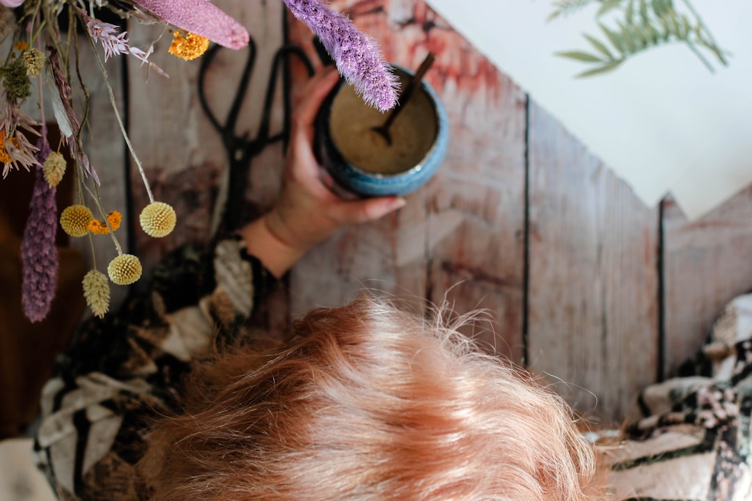 découvrez la meilleure teinture végétale pour cheveux blancs, naturelle et efficace, qui respecte votre cuir chevelu tout en couvrant parfaitement les cheveux blancs.