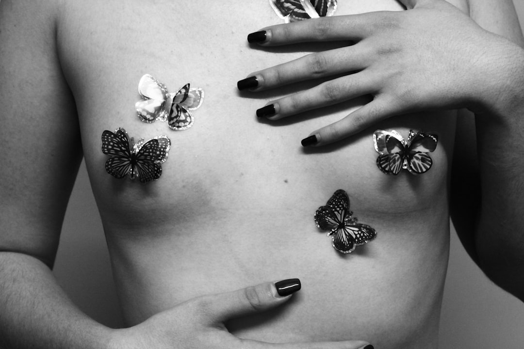 découvrez la signification et les styles de tatouages papillon, symboles de transformation et de beauté. inspirez-vous pour votre prochain tatouage unique et élégant.