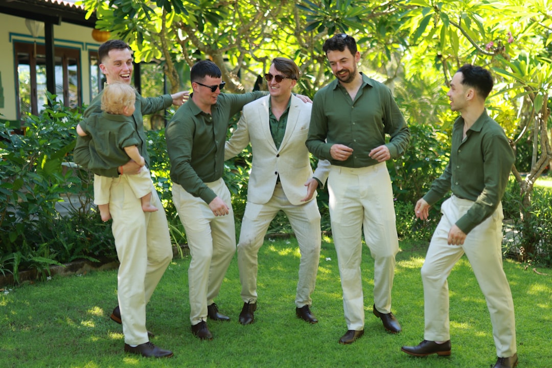 découvrez des tenues classiques pour hommes alliant élégance intemporelle et style raffiné, parfaites pour toutes les occasions.