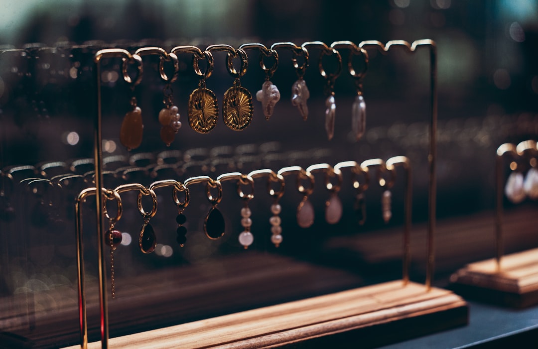 découvrez des idées originales de piercings d'oreille pour exprimer votre style unique et sublimer votre look au quotidien.