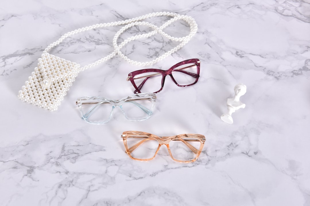 découvrez les tendances actuelles des montures de lunettes, alliant style et confort pour sublimer votre regard en toute saison.